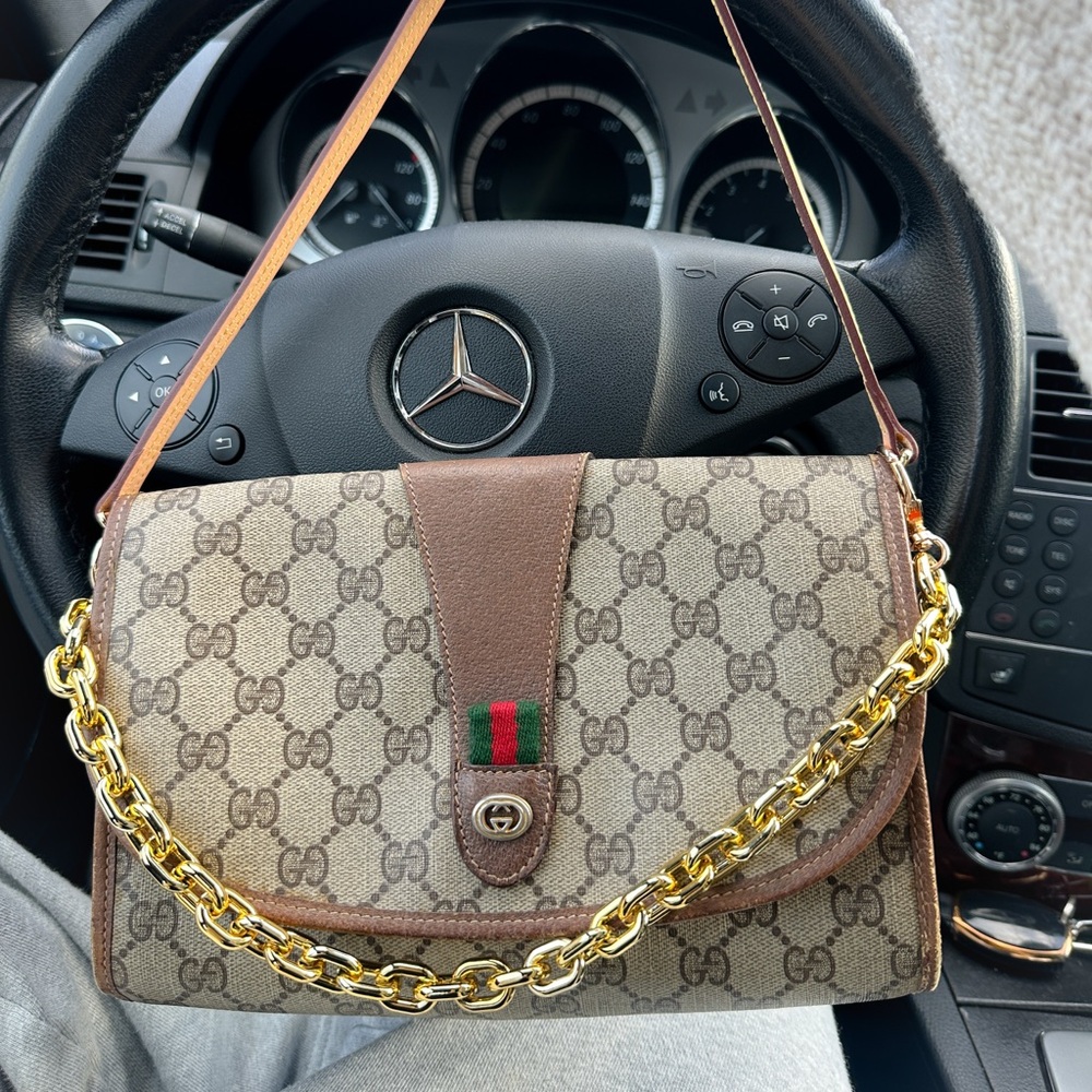 ✨🍒Vintage Gucci Beige GG Canvas Shoulder Bag with Brown Trim and Gold Chain🍒✨ - Picture 6 of 13